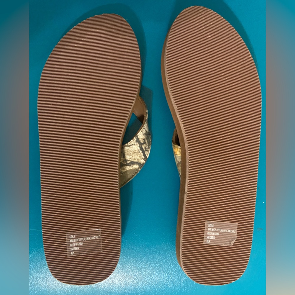 Realtree Brown Flip Flop Sandal with Pink Logo - Picture 3 of 3